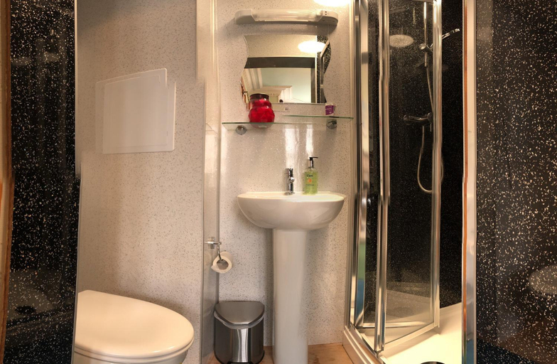 Bathroom 2, Cruachan Guest House, Edinburgh