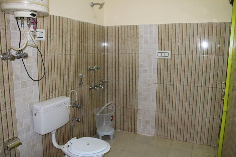 Bathroom 3, Trippy Turtle Hostel, Kullu