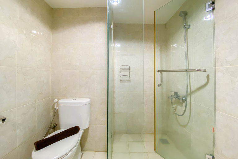 Bathroom 5, Homey and Nice Studio Tamansari The Hive Apartment By Travelio, East Jakarta