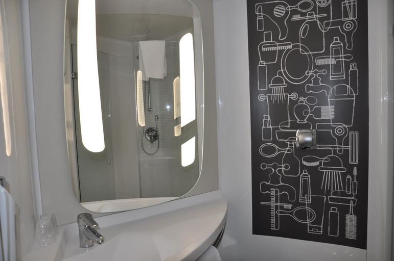 Bathroom 3, ibis Troyes Centre, Aube