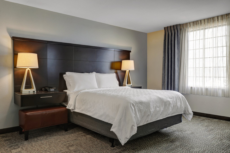 Staybridge Suites Washington D.C.- Greenbelt Room Type - 1 Queen Studio Suite Mobility Accessible Tub