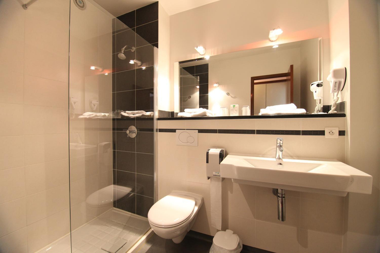 Bathroom 3, Logis Hotel Restaurant Du Commerce, Lozère