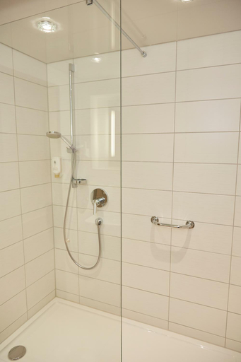 Bathroom 3, Flair Hotel Weinstube Lochner, Main-Tauber-Kreis