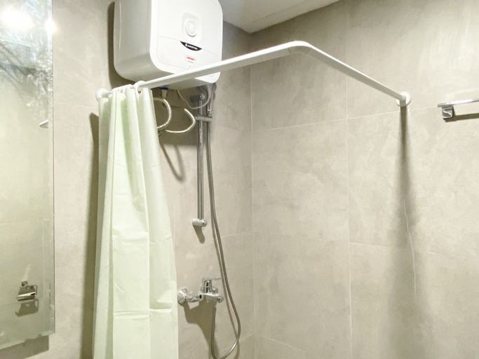Bathroom 3, Cozy Living Studio Room at Pollux Chadstone Apartment By Travelio, Cikarang