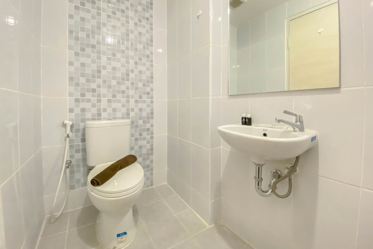 Bathroom 2, Cozy Look Studio Tokyo Riverside PIK 2 Apartment By Travelio, Tangerang