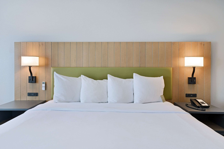 Bedroom 4, Country Inn & Suites by Radisson, Bloomington-Normal Airport, IL, McLean