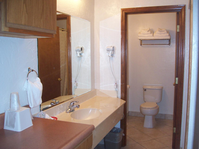 Bathroom 4, Red Carpet Inn Medford, Jackson