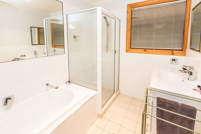 Bathroom 4, Skillogalee Estate, Clare and Gilbert Valleys