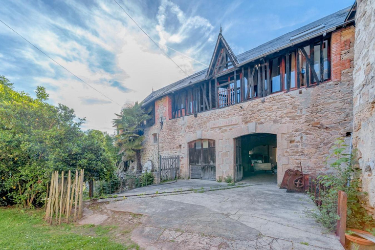 Exterior & Views