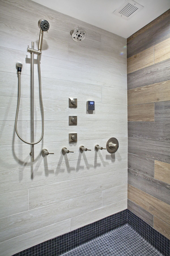 Bathroom 4, Walker's Bluff Casino Resort, Williamson