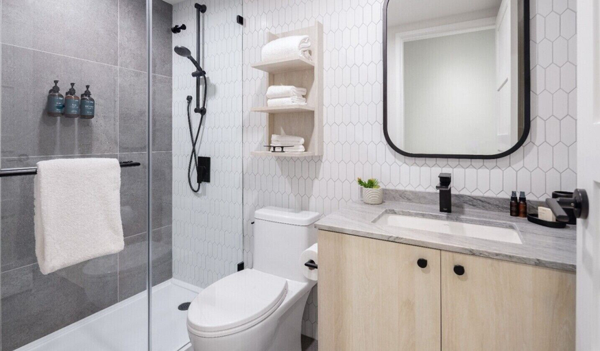 Bathroom 5, Steveston Waterfront Hotel, Greater Vancouver