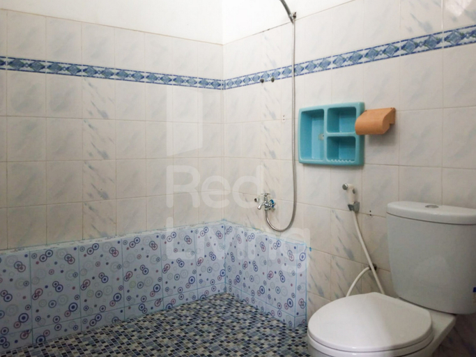 Bathroom 4, Guest House Syariah Bunga Intan RedPartner, Metro