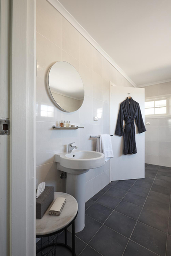 Bathroom 3, Tomfoolery Winemaker's Cottage Barossa Valley, Barossa - Angaston