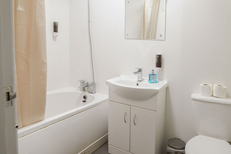 Bathroom 3, Royal Hotel Kettering, Northamptonshire