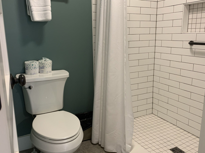 Bathroom 3, Kanuga Inn & Lodging, Henderson