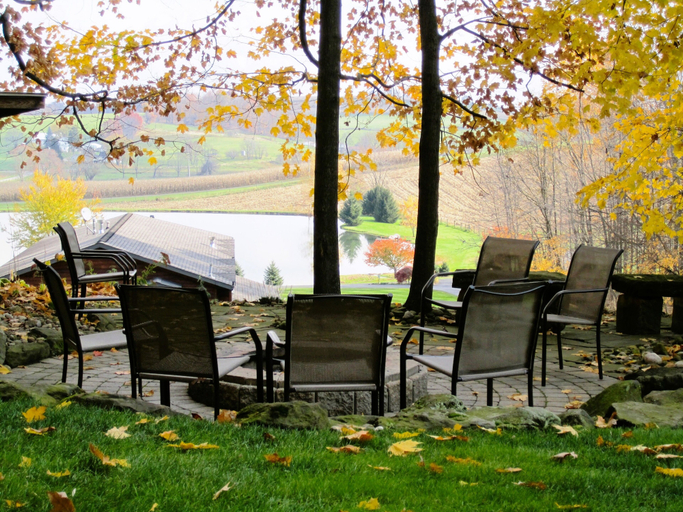 Food & Drinks 5, Sojourner's Lodge & Log Cabin Suites, Holmes