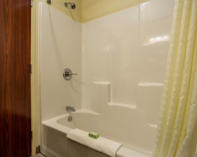 Bathroom 4, Cobblestone Inn & Suites - Brookville, Franklin