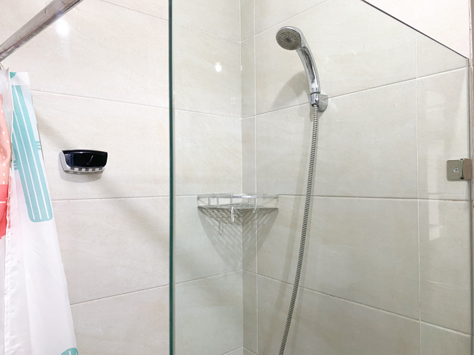 Bathroom 5, Restful and Cozy Studio Apartment at Mustika Golf Residence By Travelio, Cikarang