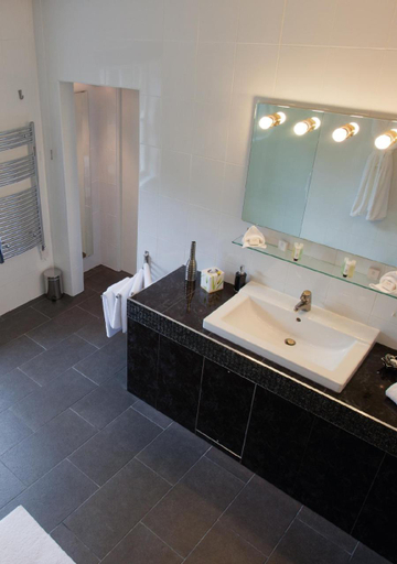Bathroom, Sturmer Hall Hotel and Conference Centre, Suffolk