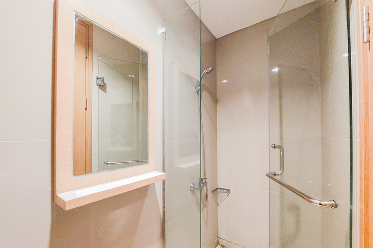 Bathroom 5, Homey and Modern Studio at Tree Park City Cikokol Apartment By Travelio, Tangerang