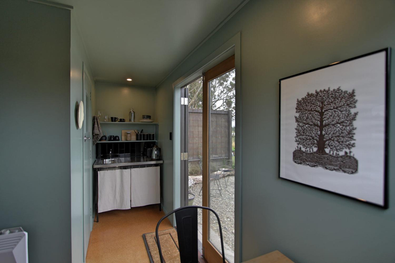 Others 4, The Bird Hide - rustic luxury by the water, Dunedin