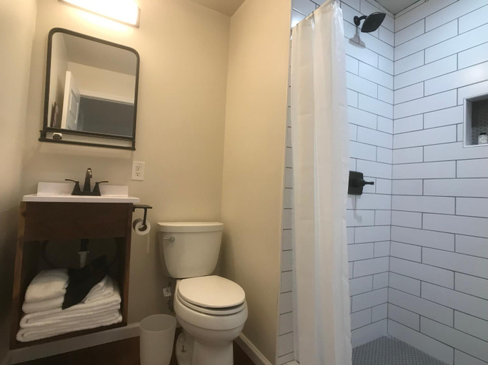 Bathroom 3, Stonewall Motor Lodge, Gillespie