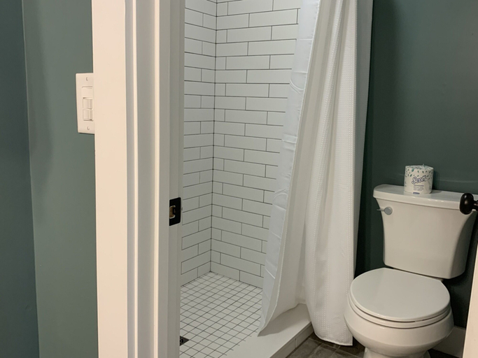 Bathroom 3, Kanuga Inn & Lodging, Henderson
