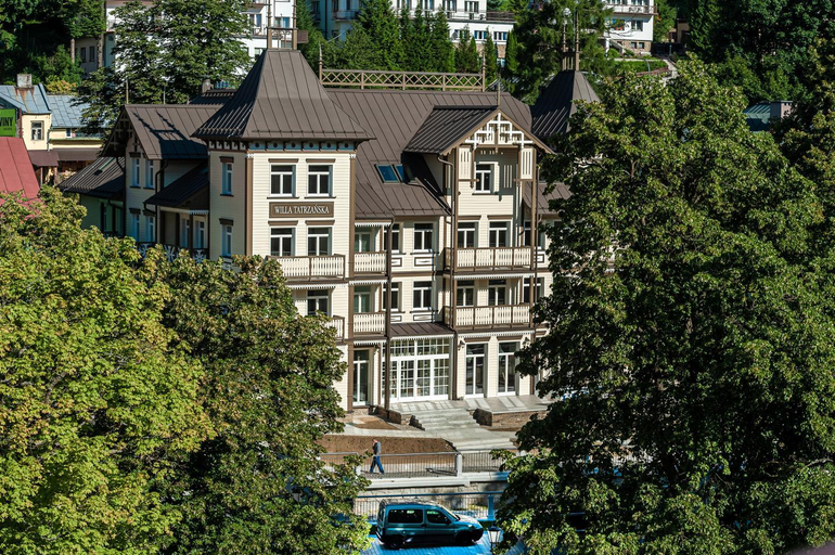 Exterior & Views