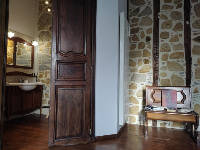 Bathroom 5, Amphitryon, Pyrénées-Atlantiques