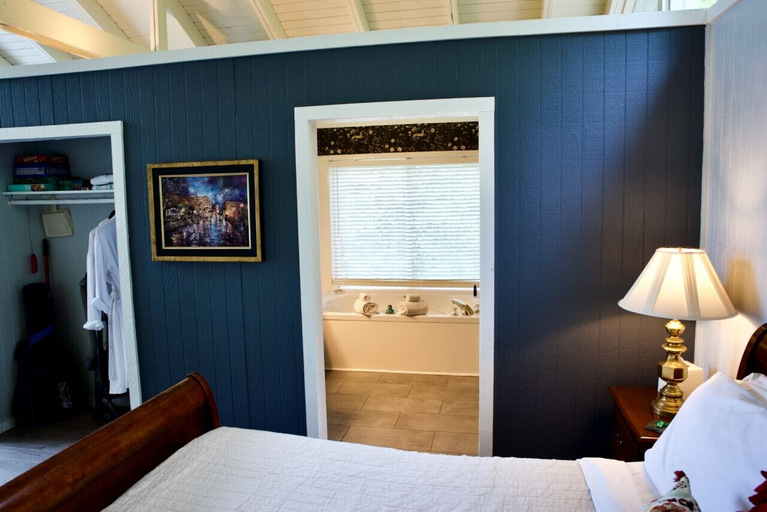 Bedroom 3, Beaver Lake Cottages, Carroll