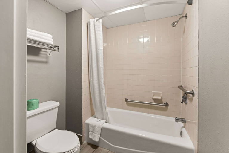 Bathroom 3, Rodeway Inn Brooklawn, Camden