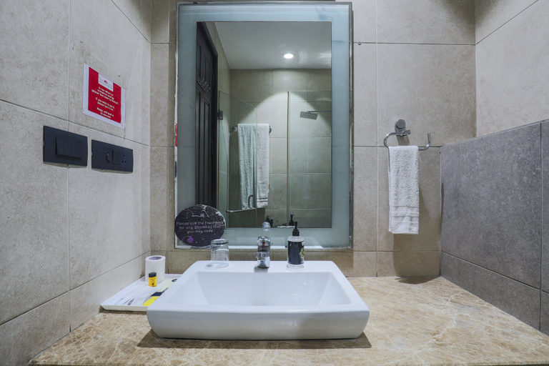 Bathroom 4, Cosy Grand @Chanakyapuri by The Cosy Hotels, Delhi
