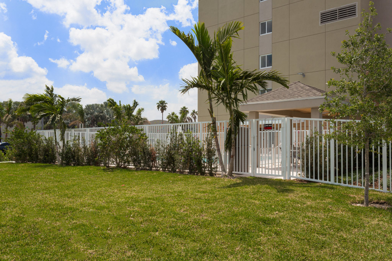 Exterior & Views 2, Candlewood Suites MIAMI INTL AIRPORT - 36TH ST, Miami-Dade