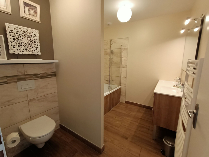Bathroom 5, Le Balcon des Cimes, Hautes-Pyrénées