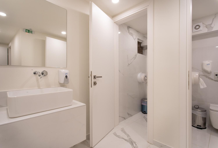 Bathroom 4, Pantheon Gythio City Hotel, Peloponnese