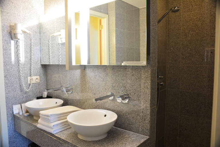 Bathroom 4, Cosmopolite Hotel Nieuwpoort-Bad, West-Vlaanderen