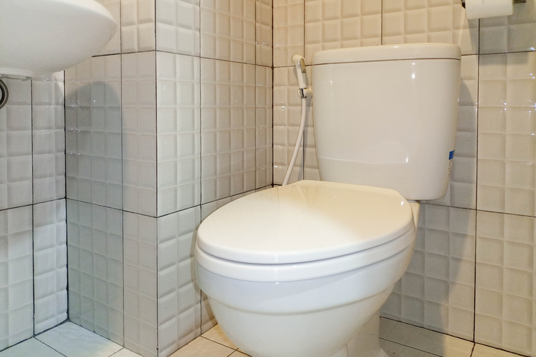 Bathroom 5, Simply Look and Cozy Studio at De Prima Apartment By Travelio, Medan