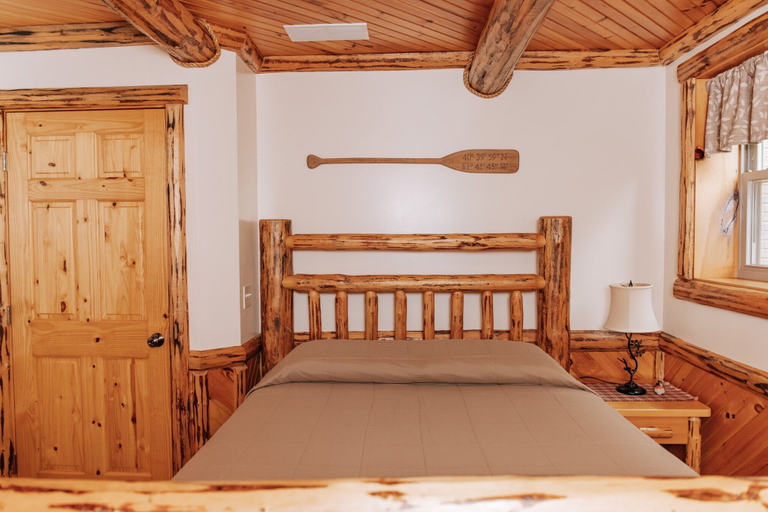 Bedroom 3, Sojourner's Lodge & Log Cabin Suites, Holmes