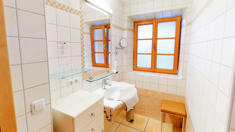 Bathroom 2, Fruhstuckspension Herzog zu Laah, Linz Land