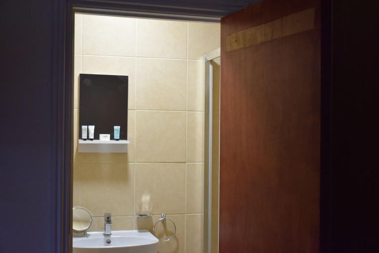 Bathroom 3, The Bell and Bottle, Windsor and Maidenhead