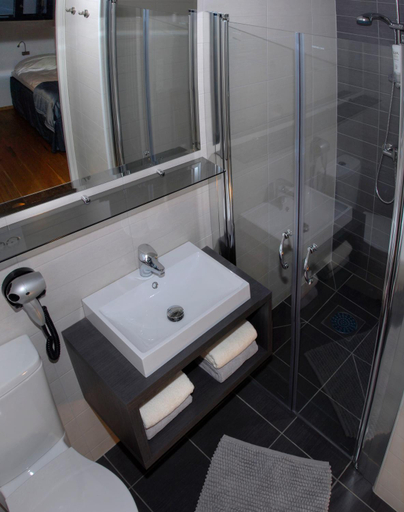 Bathroom 3, Hamn i Senja, Berg