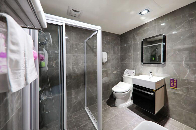 Bathroom 5, Wen Sha Bao, Tainan