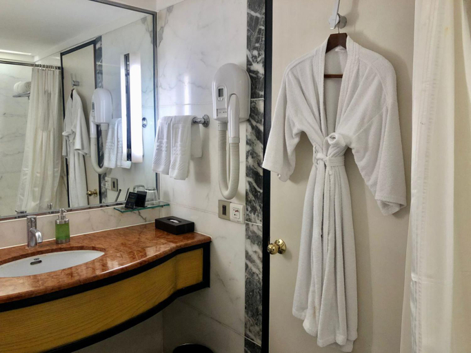 Bathroom 4, Hotel Marine Plaza Mumbai, Mumbai City