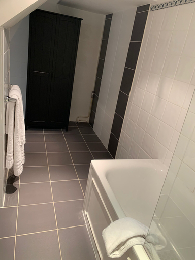 Bathroom 4, Barons Court Hotel, Walsall
