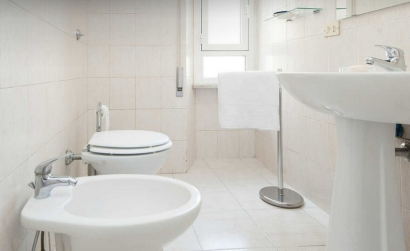 Bathroom 4, Re Di Roma House, Roma