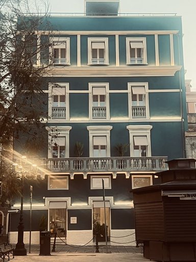 Exterior & Views