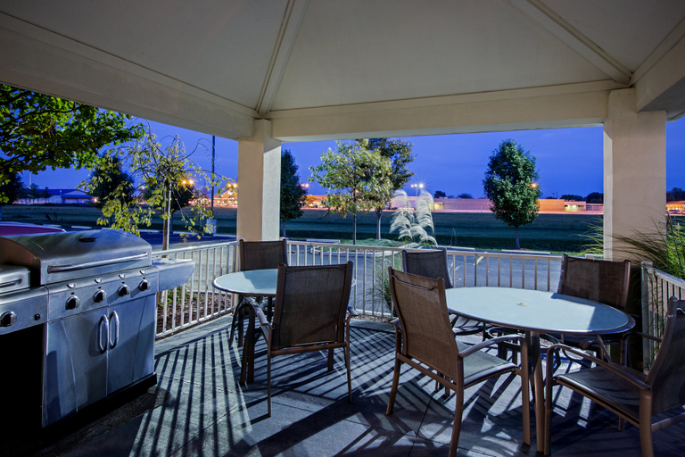 Food & Drinks 4, Candlewood Suites PERRYSBURG, Wood