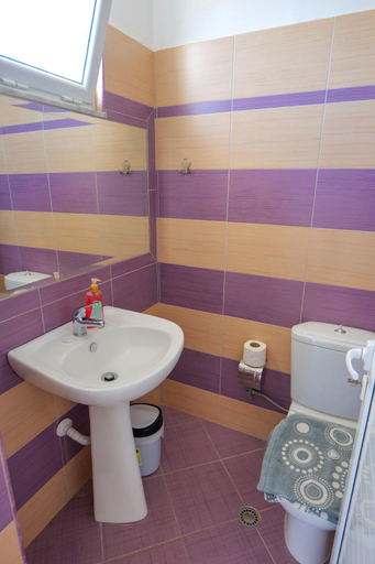 Bathroom 4, Hotel Chris, Sarandës