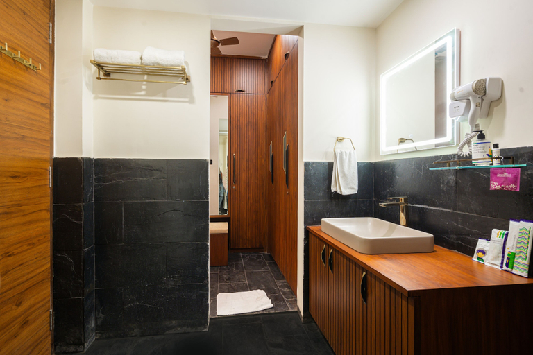 Bathroom 4, Treebo Premium The Memoir, Ramdaspeth, Nagpur