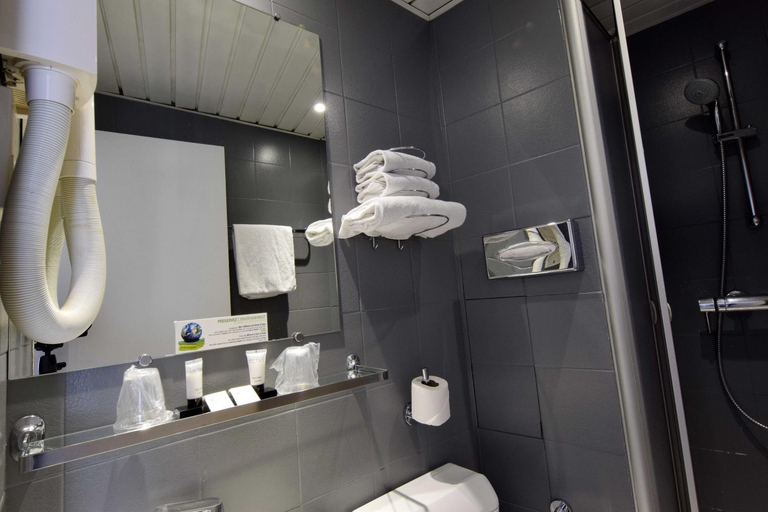 Bathroom 4, Hotel Saphir Grenelle, Paris